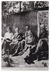 Gezin Bogtman v.l.n.r. Nelli, Grietje B.-van der Oord, Louis, Cathrien en Cornelis
              <br/>
              Olga van den Muyzenberg, 1928